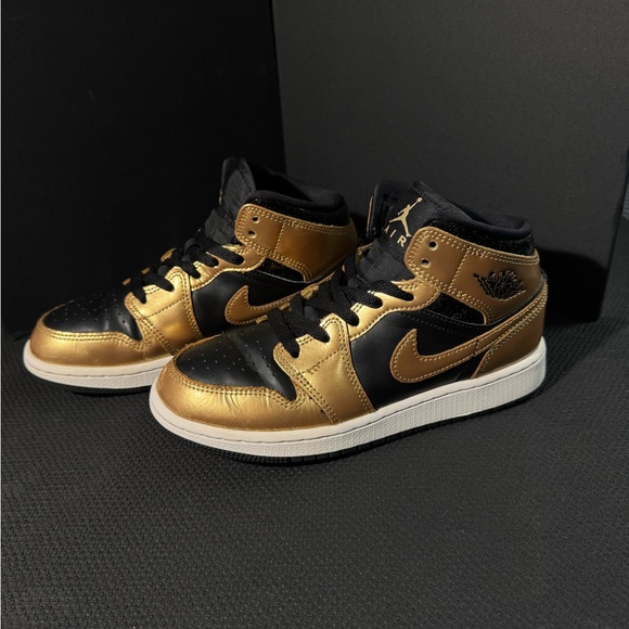 Nike Air Jordan 1 Mid SE Metallic Gold Black Kids Sneakers - Picture 3 of 7